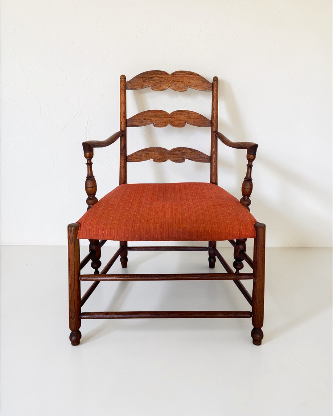 Fauteuil en bois ancien de style provençale - Esprit Jacquemus