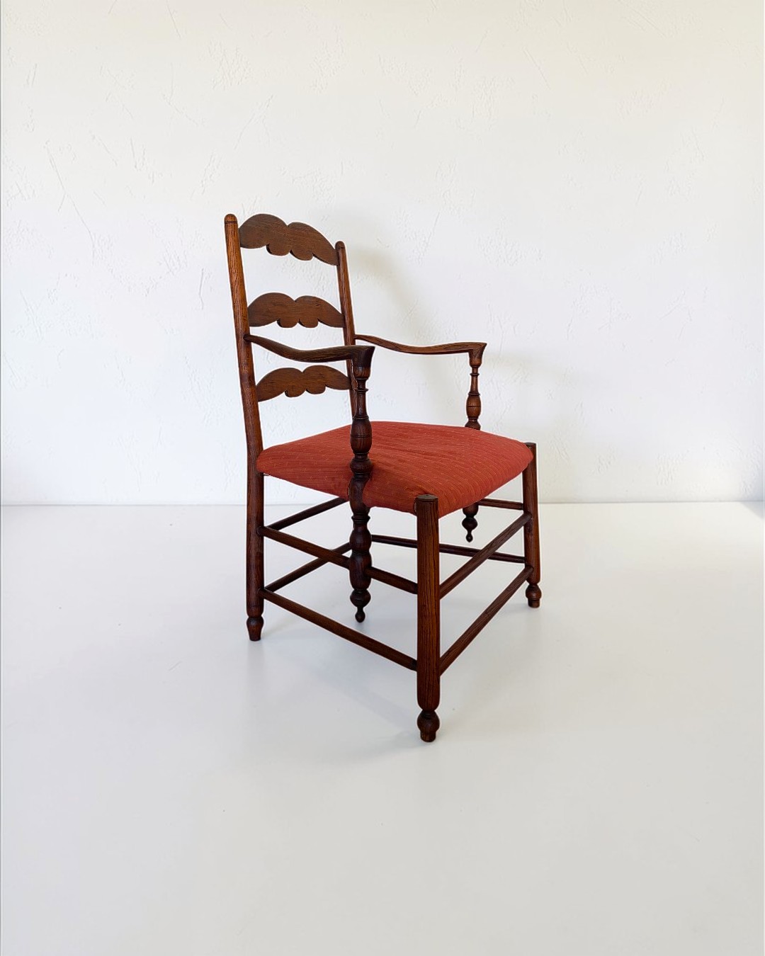 Fauteuil en bois ancien de style provençale - Esprit Jacquemus