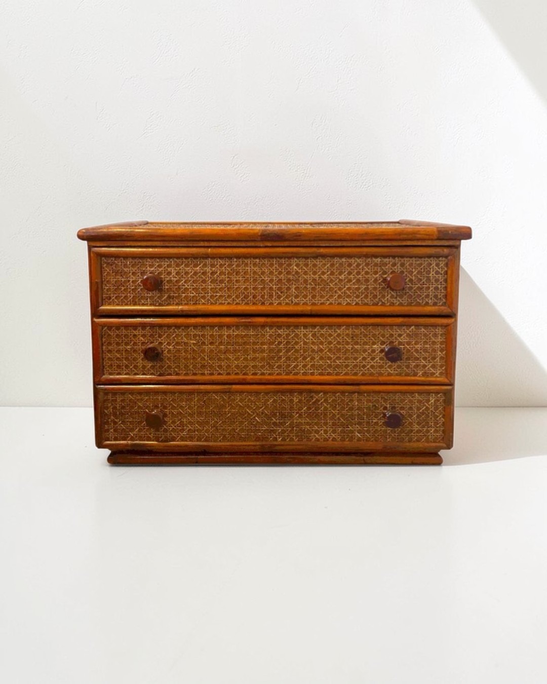 Commode vintage en teck, bambou et cannage - Années 70